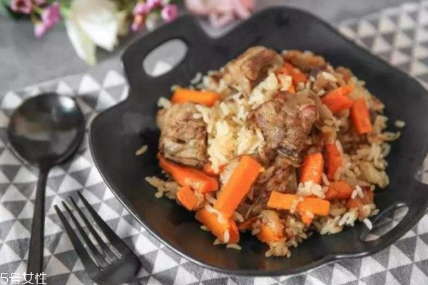 羊肉抓飯?jiān)趺醋?正宗的羊肉抓飯的做法 羊肉抓飯?jiān)趺醋?正宗的羊肉抓飯的做法