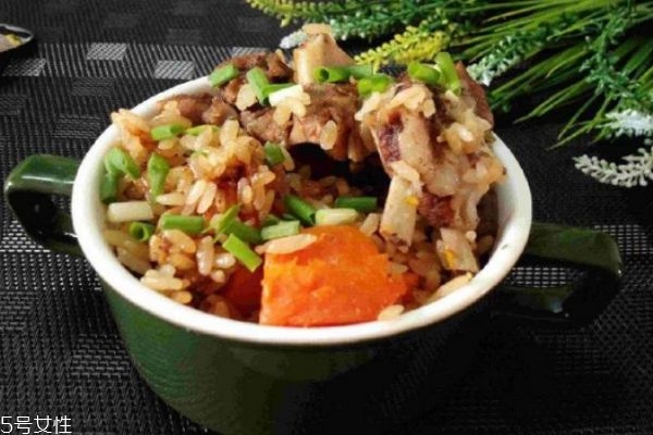 羊肉抓飯?jiān)趺醋?正宗的羊肉抓飯的做法 羊肉抓飯?jiān)趺醋?正宗的羊肉抓飯的做法