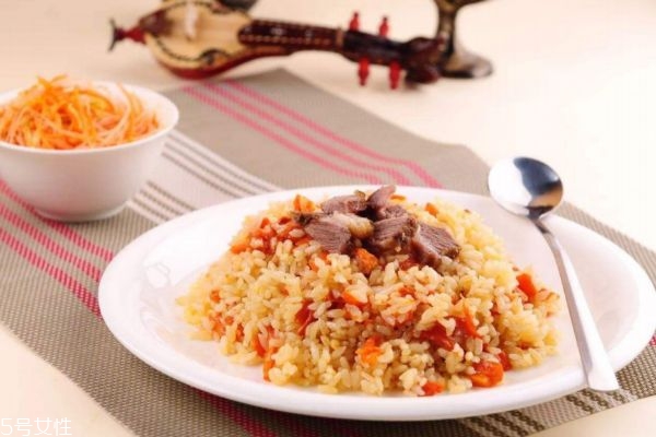 羊肉抓飯?jiān)趺醋?正宗的羊肉抓飯的做法 羊肉抓飯?jiān)趺醋?正宗的羊肉抓飯的做法