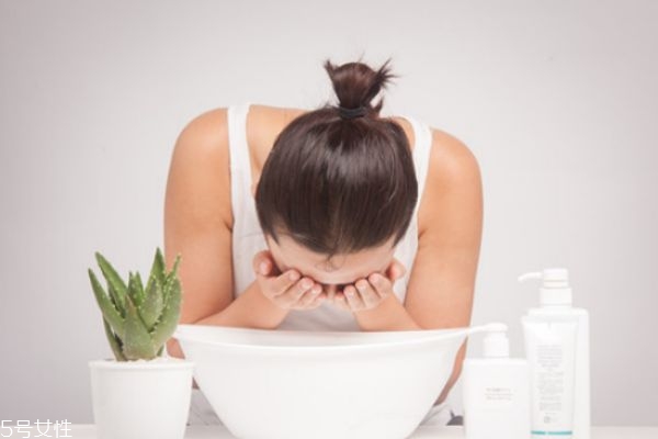 為什么洗面奶洗完臉疼 為什么洗完臉會刺痛