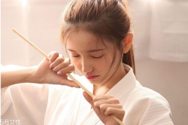 l型假體和柳葉形假體哪個好 l型假體和柳葉形假體的區(qū)別