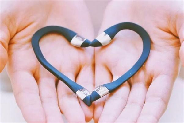 ear up瘦臉耳環(huán)怎么戴-ear up瘦臉耳環(huán)正確用法