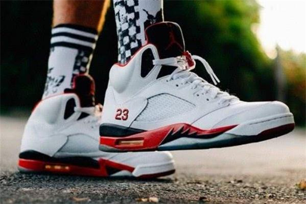 識(shí)貨95分瑕疵鞋可信嗎 識(shí)貨95分在哪找 識(shí)貨95分瑕疵鞋可信嗎 識(shí)貨95分在哪找