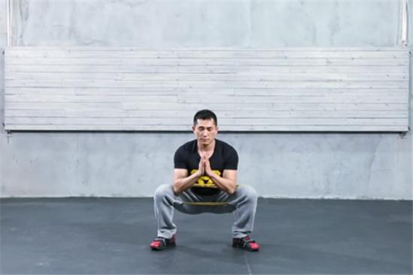 深蹲跳后大腿疼怎么辦 注意按摩放松 深蹲跳后大腿疼怎么辦 注意按摩放松