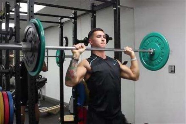 站姿杠鈴?fù)婆e正確姿勢(shì) 站姿杠鈴?fù)婆e怎么做 站姿杠鈴?fù)婆e正確姿勢(shì) 站姿杠鈴?fù)婆e怎么做