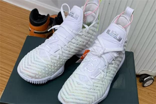 耐克lbj16巴斯光年開箱測(cè)評(píng) 詹16巴斯光年有減配嗎