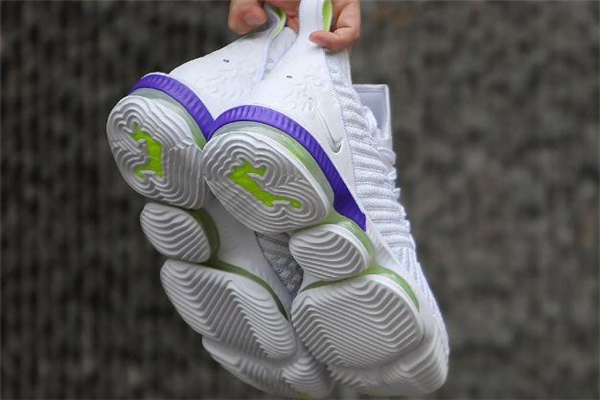 耐克lbj16巴斯光年開箱測(cè)評(píng) 詹16巴斯光年有減配嗎