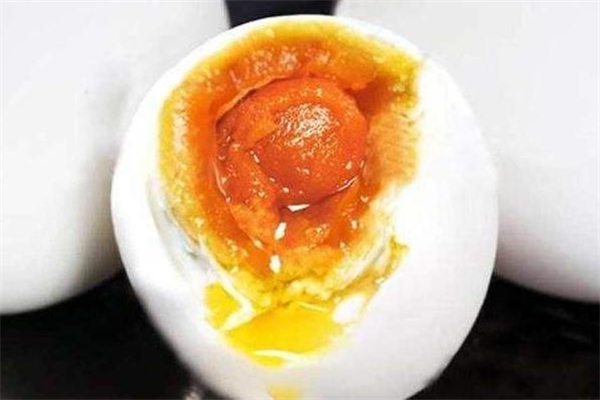 保鮮膜腌咸鴨蛋要曬太陽嗎 保鮮膜腌咸鴨蛋曬幾個小時(shí)