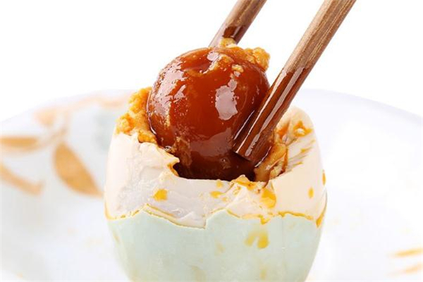 煮咸鴨蛋怎樣不裂開 煮咸鴨蛋為什么會(huì)裂開