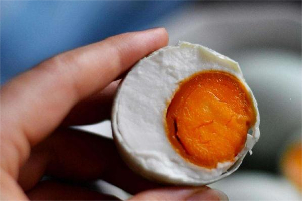 煮咸鴨蛋怎樣不裂開 煮咸鴨蛋為什么會(huì)裂開