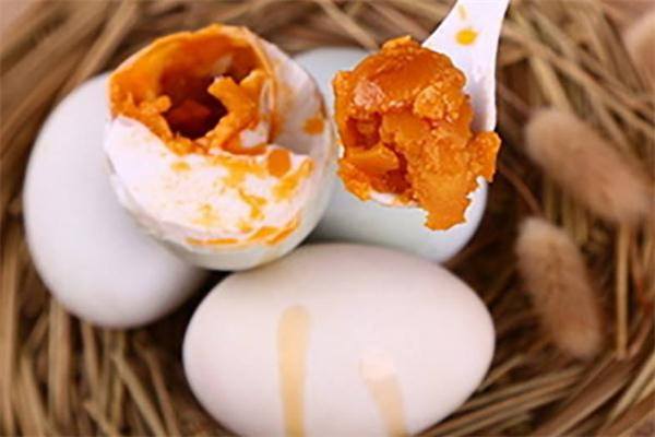 煮咸鴨蛋怎樣不裂開 煮咸鴨蛋為什么會(huì)裂開