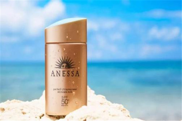 涂防曬霜會(huì)長痘嗎 防曬霜會(huì)不會(huì)導(dǎo)致悶痘呢