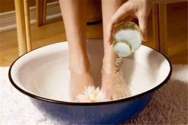 夏天泡腳大汗淋漓好嗎 泡腳應(yīng)該注意些什么 夏天泡腳大汗淋漓好嗎 泡腳應(yīng)該注意些什么