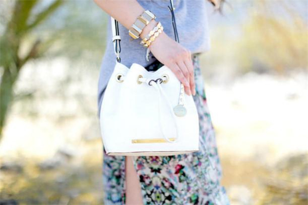 今年流行什么樣的白色包包 自帶清新氣質(zhì) 今年流行什么樣的白色包包 自帶清新氣質(zhì)