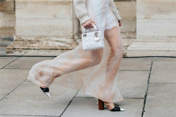 今年流行什么樣的白色包包 自帶清新氣質(zhì) 今年流行什么樣的白色包包 自帶清新氣質(zhì)
