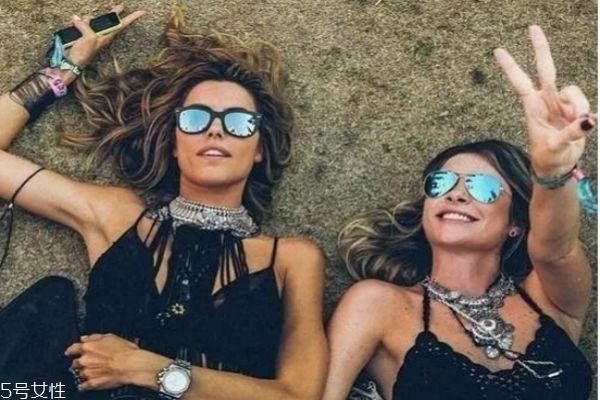 豐胸適合多大年齡 豐胸能維持多長時間 豐胸適合多大年齡 豐胸能維持多長時間