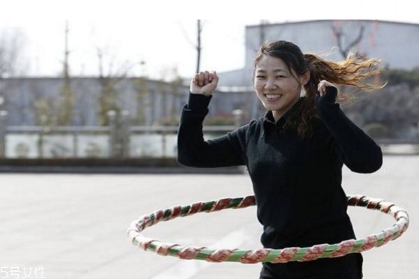 每天轉(zhuǎn)呼啦圈多長(zhǎng)時(shí)間能減肥 如何轉(zhuǎn)呼啦圈減肥