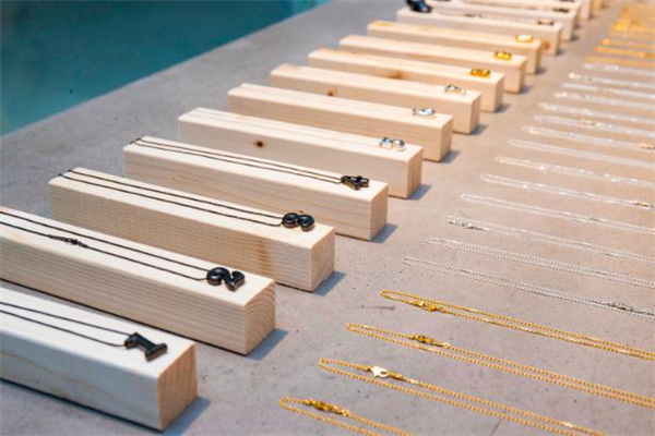 ivxlcdm項(xiàng)鏈多少錢(qián) ivxlcdm項(xiàng)鏈在哪買(mǎi)