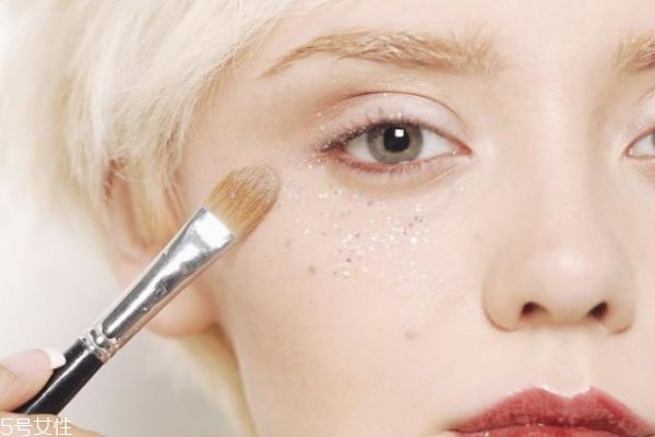 眼部打底膏有必要嗎 眼部打底膏的作用 眼部打底膏有必要嗎 眼部打底膏的作用