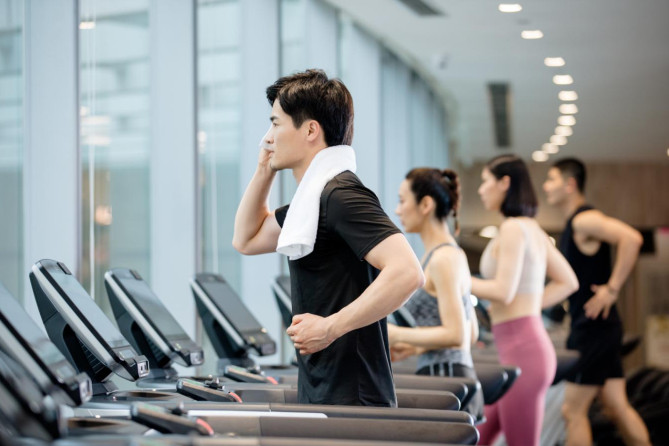 跑步會(huì)傷害膝關(guān)節(jié)嗎？注意正確的方法還要補(bǔ)氨糖
