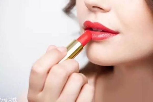 涂口紅算化妝嗎 光涂口紅是不是化妝 涂口紅算化妝嗎 光涂口紅是不是化妝