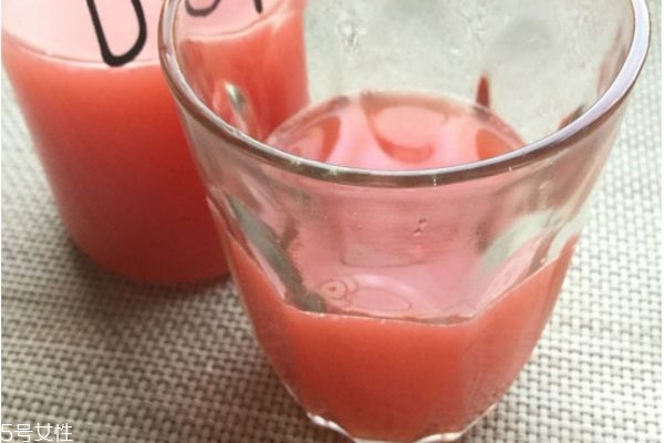 西瓜和什么水果榨汁好喝 西瓜搭配什么水果榨汁 西瓜和什么水果榨汁好喝 西瓜搭配什么水果榨汁