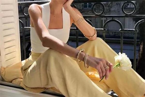 方領(lǐng)衣服配什么褲子好看 輕松搭出天鵝頸