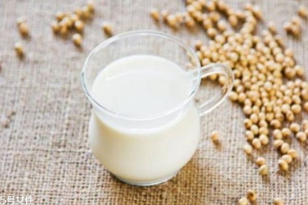 牛奶和豆?jié){哪一個(gè)營養(yǎng)更高 牛奶和豆?jié){的區(qū)別 牛奶和豆?jié){哪一個(gè)營養(yǎng)更高 牛奶和豆?jié){的區(qū)別