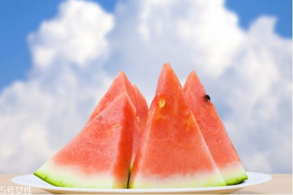 西瓜皮敷臉的作用與功效 西瓜皮敷臉注意事項 西瓜皮敷臉的作用與功效 西瓜皮敷臉注意事項