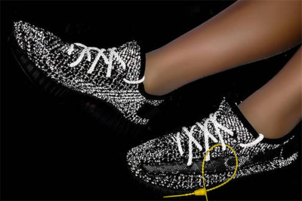 yeezy350黑色滿天星真假對(duì)比 椰子黑色滿天星真假辨別 yeezy350黑色滿天星真假對(duì)比 椰子黑色滿天星真假辨別