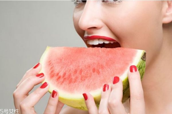 西瓜皮敷臉的作用與功效 西瓜皮敷臉注意事項 西瓜皮敷臉的作用與功效 西瓜皮敷臉注意事項