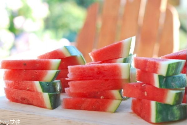 西瓜皮敷臉的作用與功效 西瓜皮敷臉注意事項 西瓜皮敷臉的作用與功效 西瓜皮敷臉注意事項