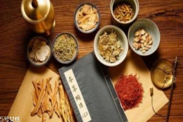 中藥和西藥有什么區(qū)別 喝中藥的注意事項 中藥和西藥有什么區(qū)別 喝中藥的注意事項