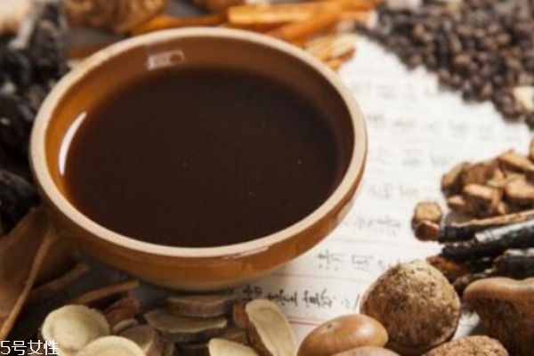 中藥和西藥有什么區(qū)別 喝中藥的注意事項 中藥和西藥有什么區(qū)別 喝中藥的注意事項