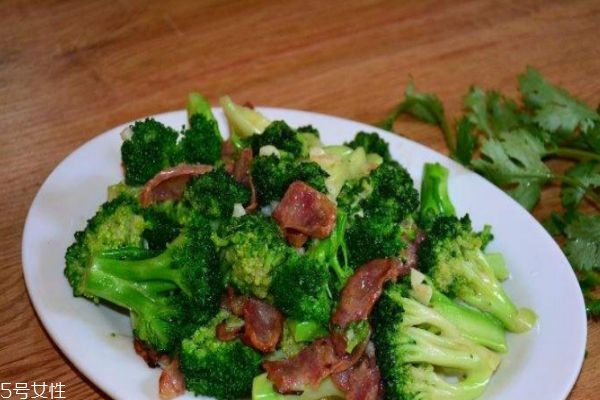 臘腸炒西蘭花怎么做 臘腸炒西藍花的做法 臘腸炒西蘭花怎么做 臘腸炒西藍花的做法