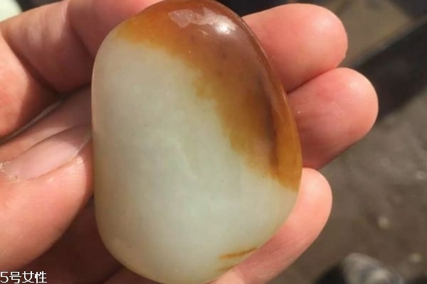 什么是和田玉 和田玉手鐲的市場(chǎng)價(jià)格是多少呢