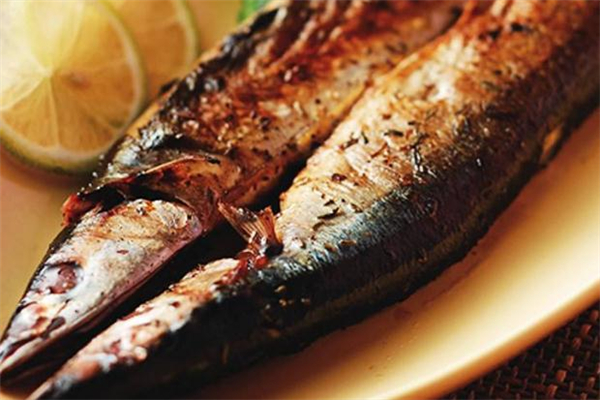秋刀魚(yú)用烤箱烤怎么做才好吃 烤箱烤秋刀魚(yú)的做法 秋刀魚(yú)用烤箱烤怎么做才好吃 烤箱烤秋刀魚(yú)的做法