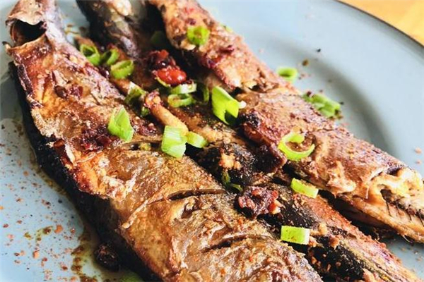 秋刀魚(yú)用烤箱烤怎么做才好吃 烤箱烤秋刀魚(yú)的做法 秋刀魚(yú)用烤箱烤怎么做才好吃 烤箱烤秋刀魚(yú)的做法