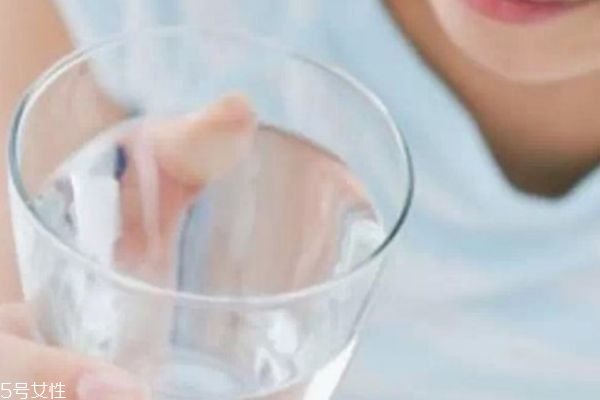 夏天喝熱水會(huì)上火嗎 夏天喝熱水還是涼水 夏天喝熱水會(huì)上火嗎 夏天喝熱水還是涼水