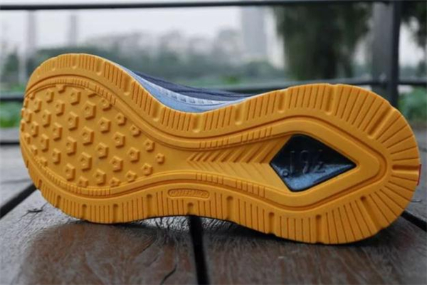 361高達(dá)q彈跑鞋測評(píng) 361高達(dá)q彈和匹克態(tài)極哪個(gè)好