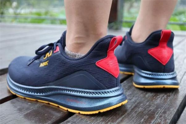361高達(dá)q彈跑鞋測評(píng) 361高達(dá)q彈和匹克態(tài)極哪個(gè)好