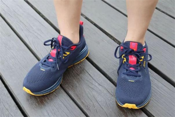 361高達(dá)q彈跑鞋測評(píng) 361高達(dá)q彈和匹克態(tài)極哪個(gè)好