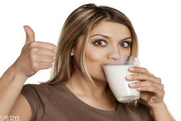 睡前喝一杯牛奶的好處 睡前需要注意什么事項(xiàng)呢 睡前喝一杯牛奶的好處 睡前需要注意什么事項(xiàng)呢