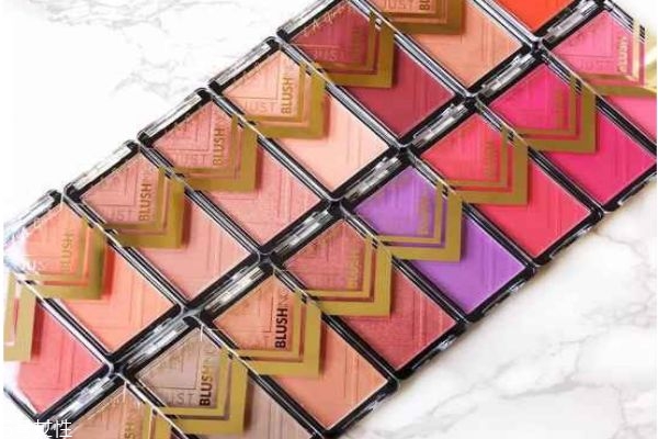 化妝先用腮紅還是定妝粉 先定妝還是先腮紅 化妝先用腮紅還是定妝粉 先定妝還是先腮紅