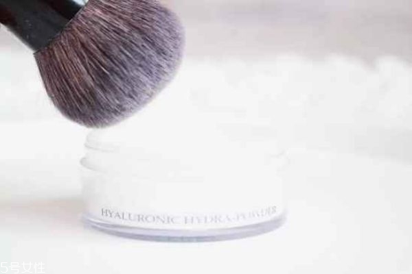 化妝先用腮紅還是定妝粉 先定妝還是先腮紅 化妝先用腮紅還是定妝粉 先定妝還是先腮紅