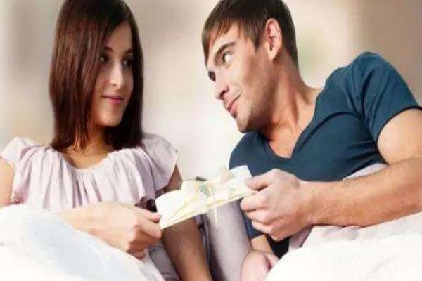 該不該看伴侶的手機(jī)呢 結(jié)婚在不在乎門(mén)當(dāng)戶對(duì)呢