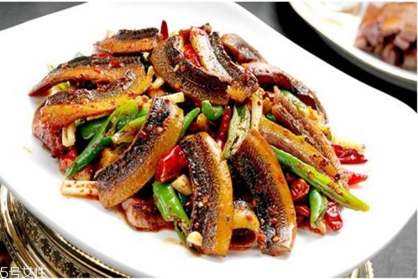 鱔魚(yú)做湯有什么功效嗎 鱔魚(yú)生活在什么水里呢