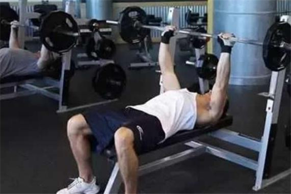 史密斯臥推動作要領(lǐng) 史密斯臥推標(biāo)準(zhǔn)動作 史密斯臥推動作要領(lǐng) 史密斯臥推標(biāo)準(zhǔn)動作
