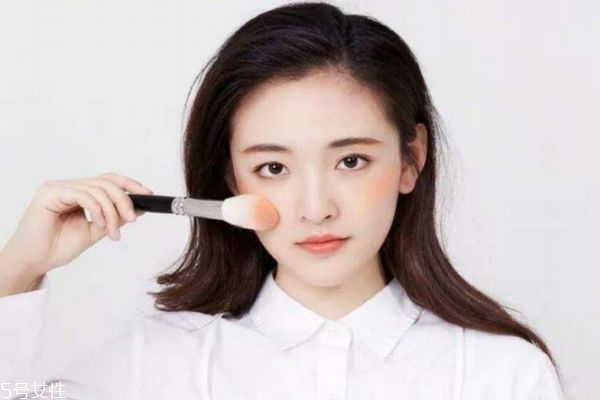 腮紅怎么涂好看 這些腮紅的誤區(qū)要知道 腮紅怎么涂好看 這些腮紅的誤區(qū)要知道
