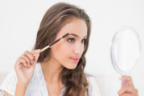 愛出油的皮膚怎么化妝 油性皮膚化妝的正確步驟 愛出油的皮膚怎么化妝 油性皮膚化妝的正確步驟